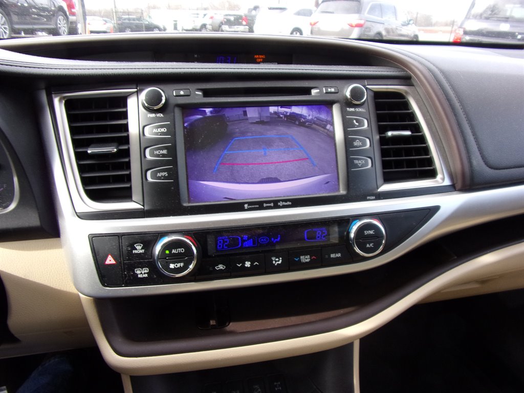 2016 Toyota Highlander LE photo
