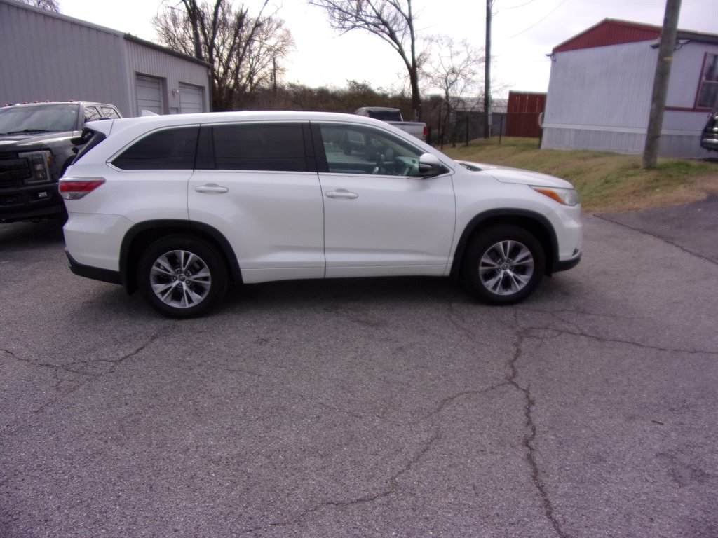 2016 Toyota Highlander LE photo