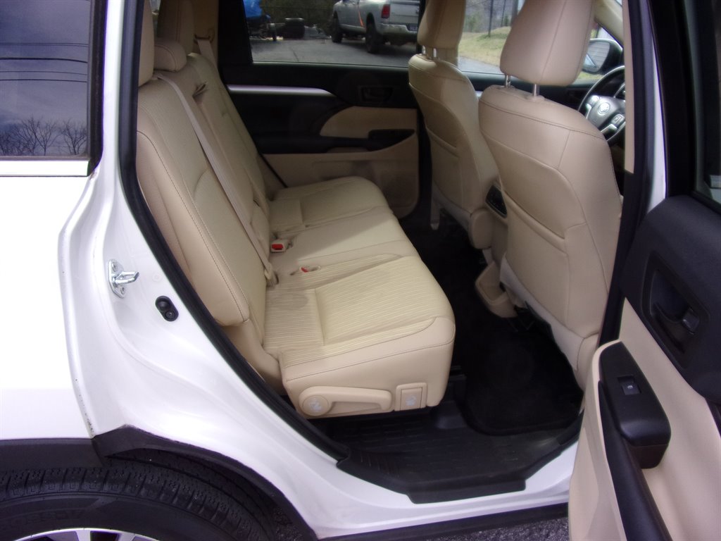 2016 Toyota Highlander LE photo