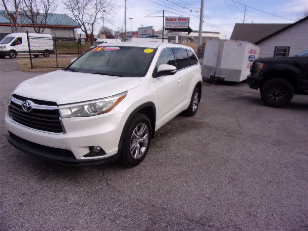 2016 Toyota Highlander LE photo