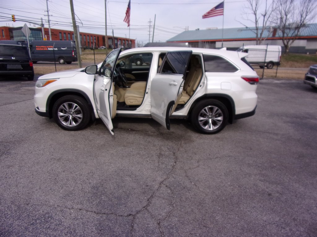 2016 Toyota Highlander LE photo