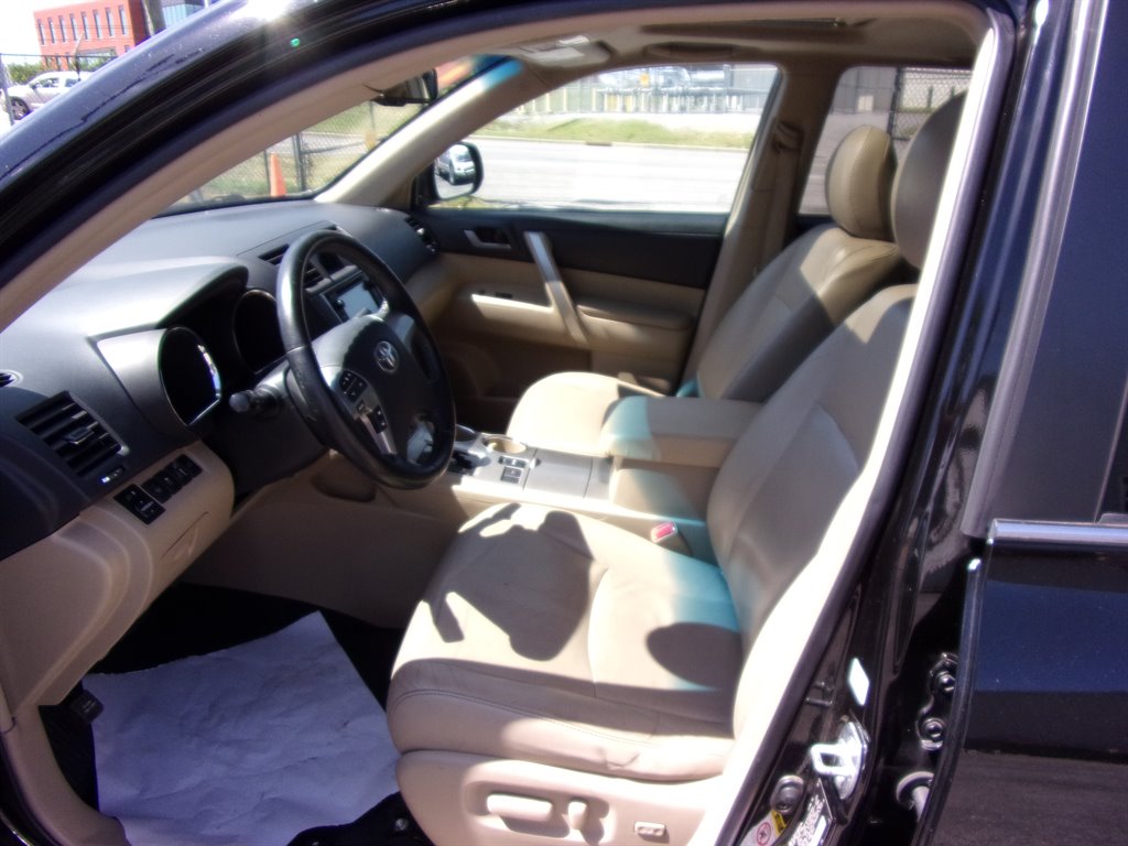 2013 Toyota Highlander - $14,900