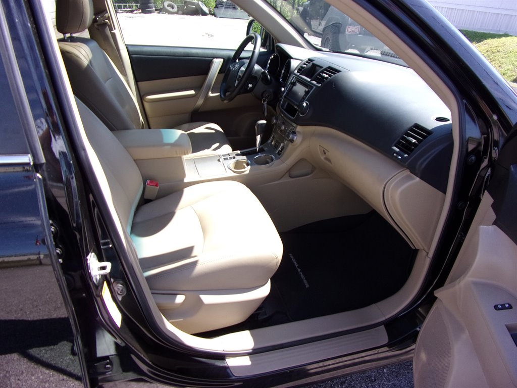 2013 Toyota Highlander - $14,900