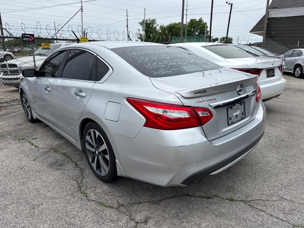 2016 Nissan Altima - $10,999
