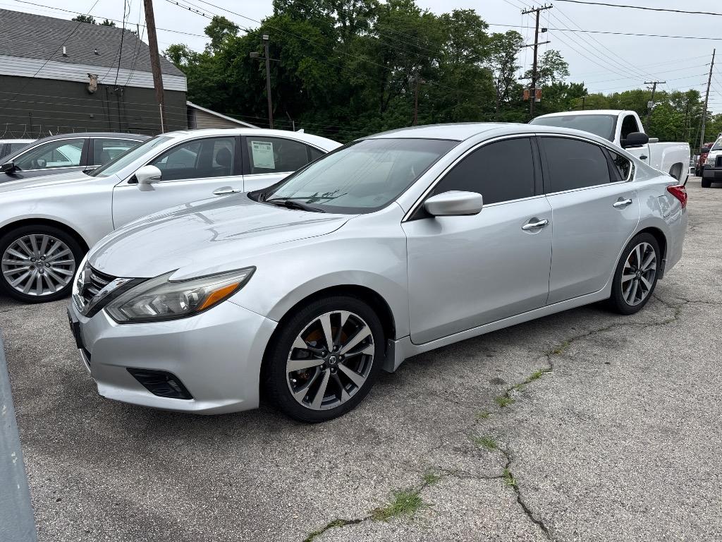 2016 Nissan Altima - $10,999