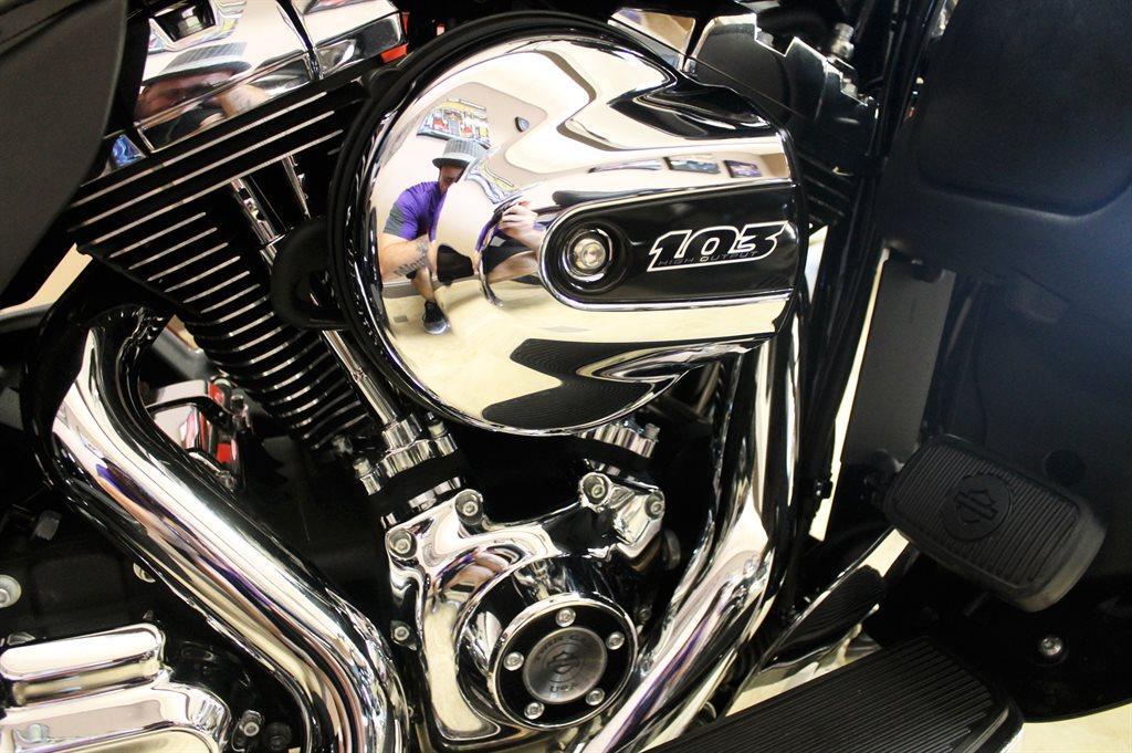 2014 Harley-Davidson Tri-Glide Trike 1600 Miles!!! photo