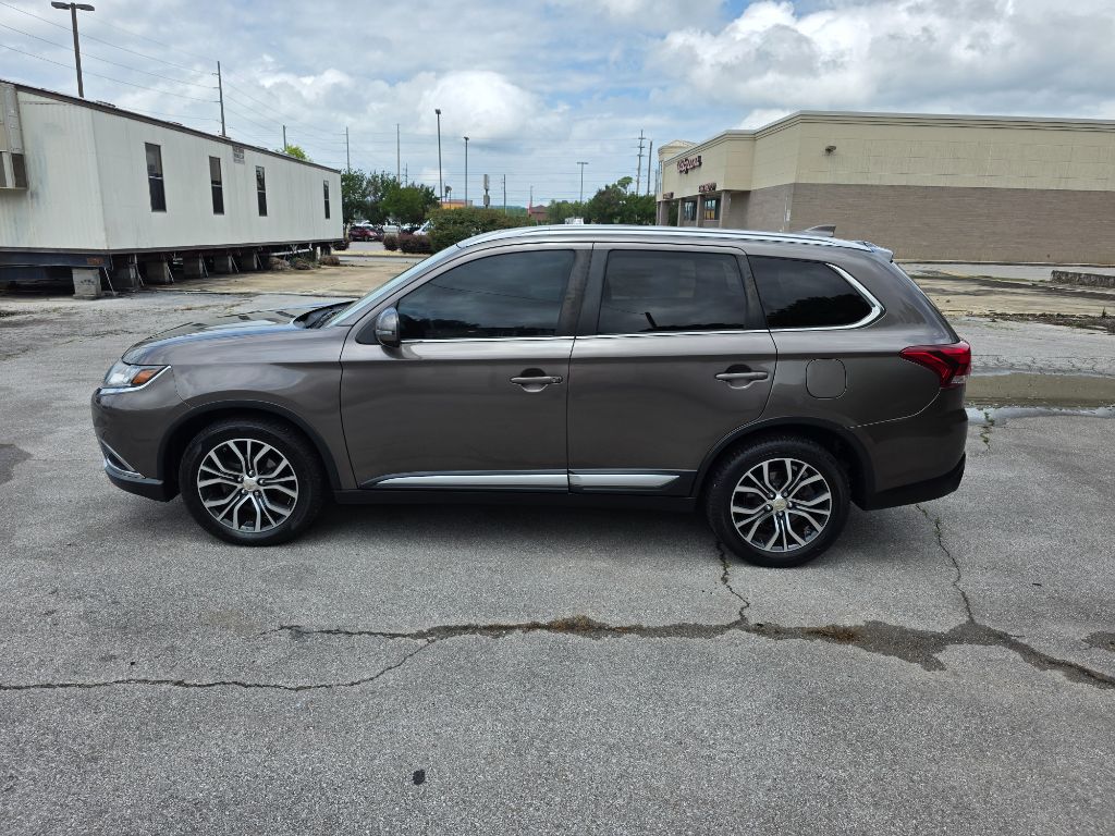 2017 Mitsubishi Outlander - $9,995