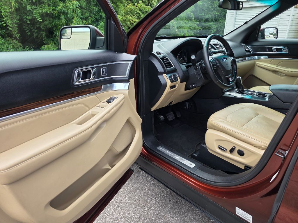 2016 Ford Explorer - $10,995