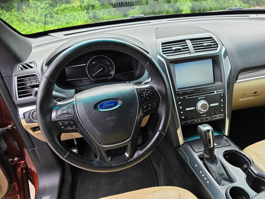 2016 Ford Explorer - $10,995