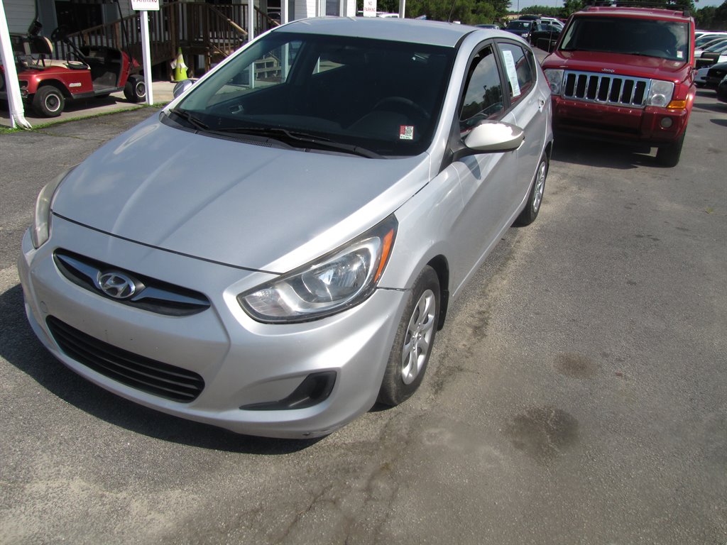 The 2013 Hyundai Accent GS photos