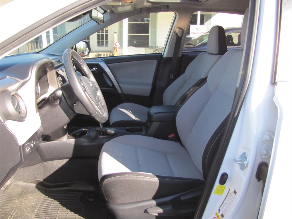 2017 Toyota RAV4 XLE photo