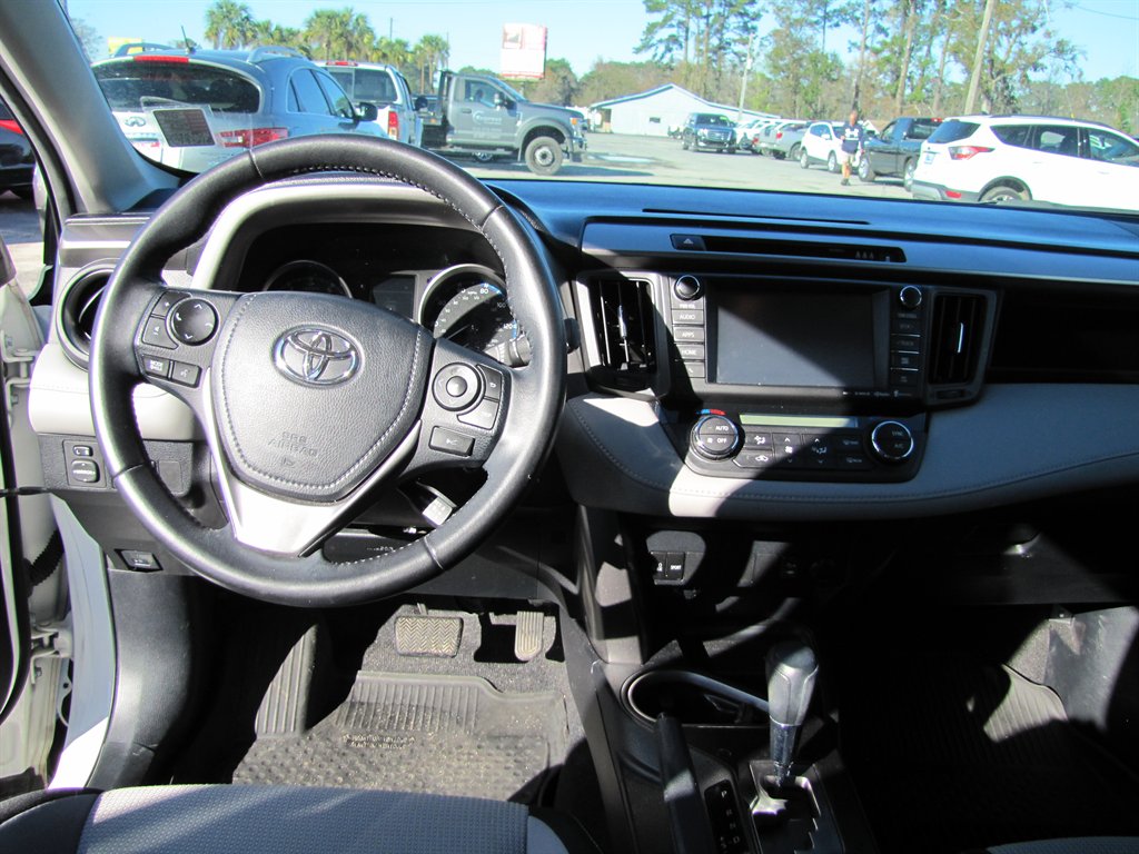 2017 Toyota RAV4 XLE photo