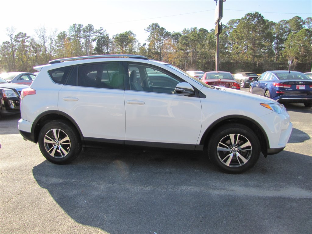 2017 Toyota RAV4 XLE photo
