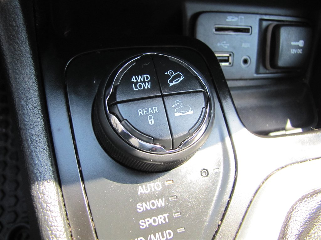2015 Jeep Cherokee Trailhawk photo