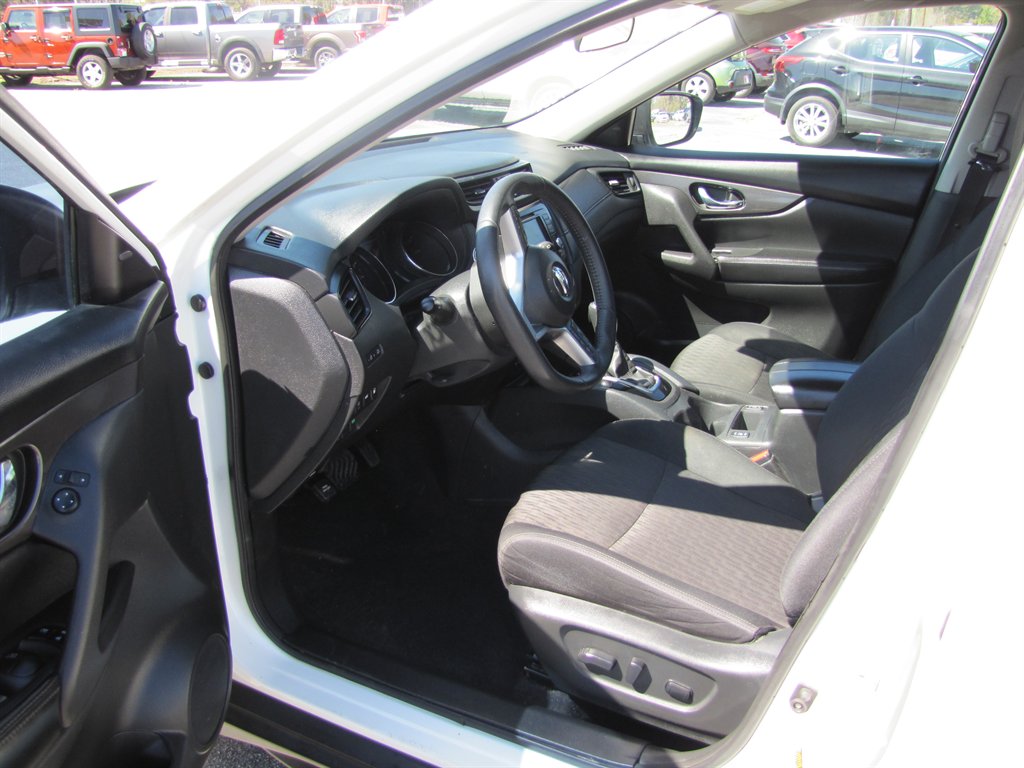 2019 Nissan Rogue SV photo