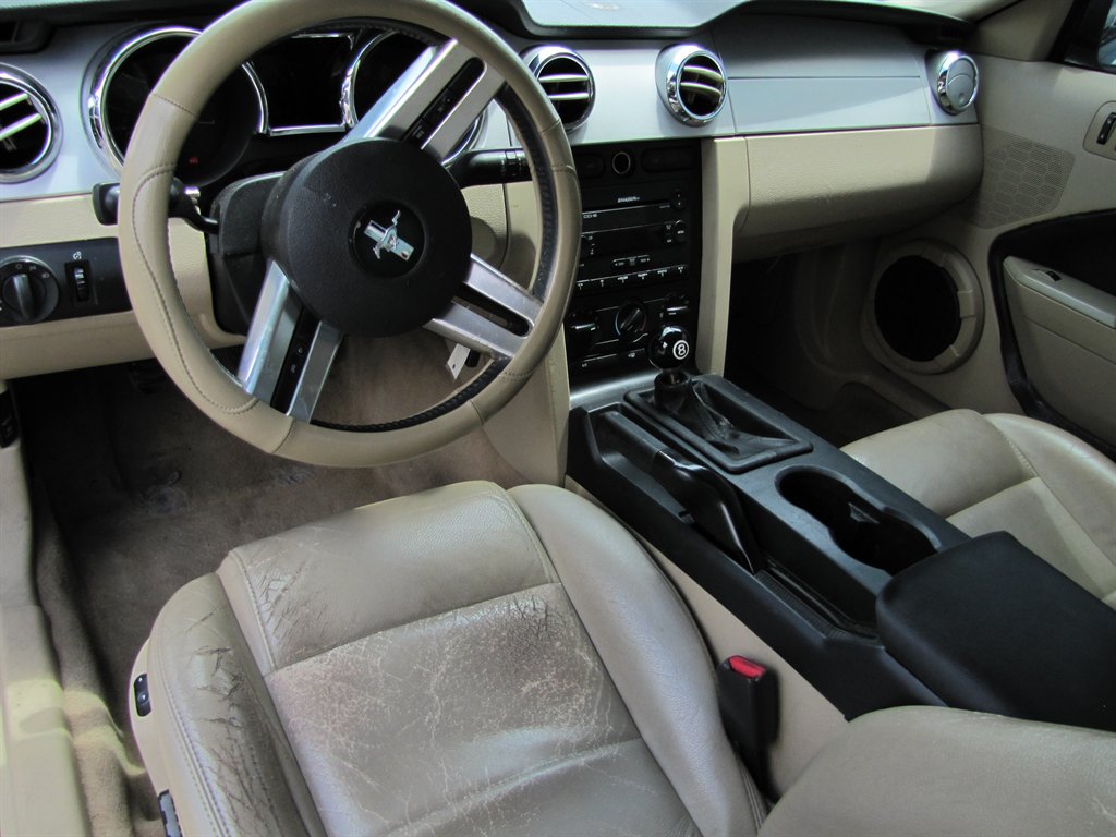 2007 Ford Mustang V6 Deluxe photo