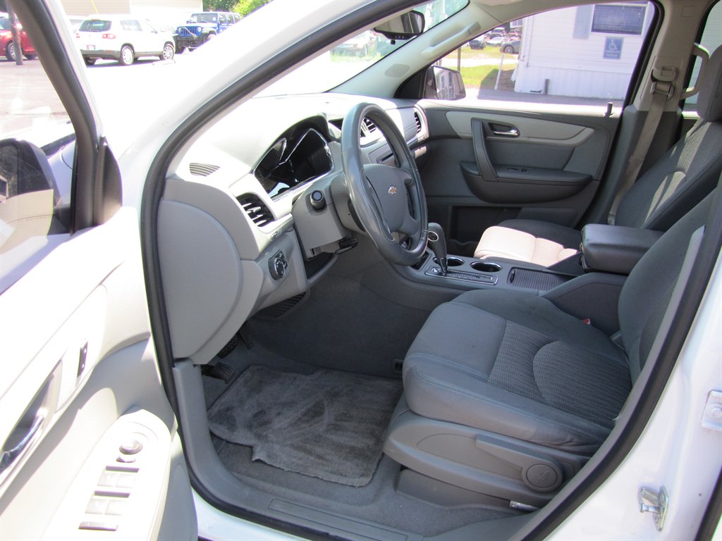 2016 Chevrolet Traverse LS photo