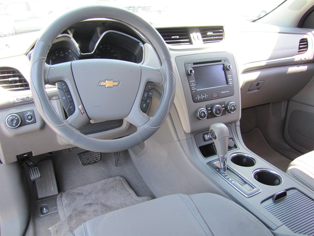 2016 Chevrolet Traverse LS photo