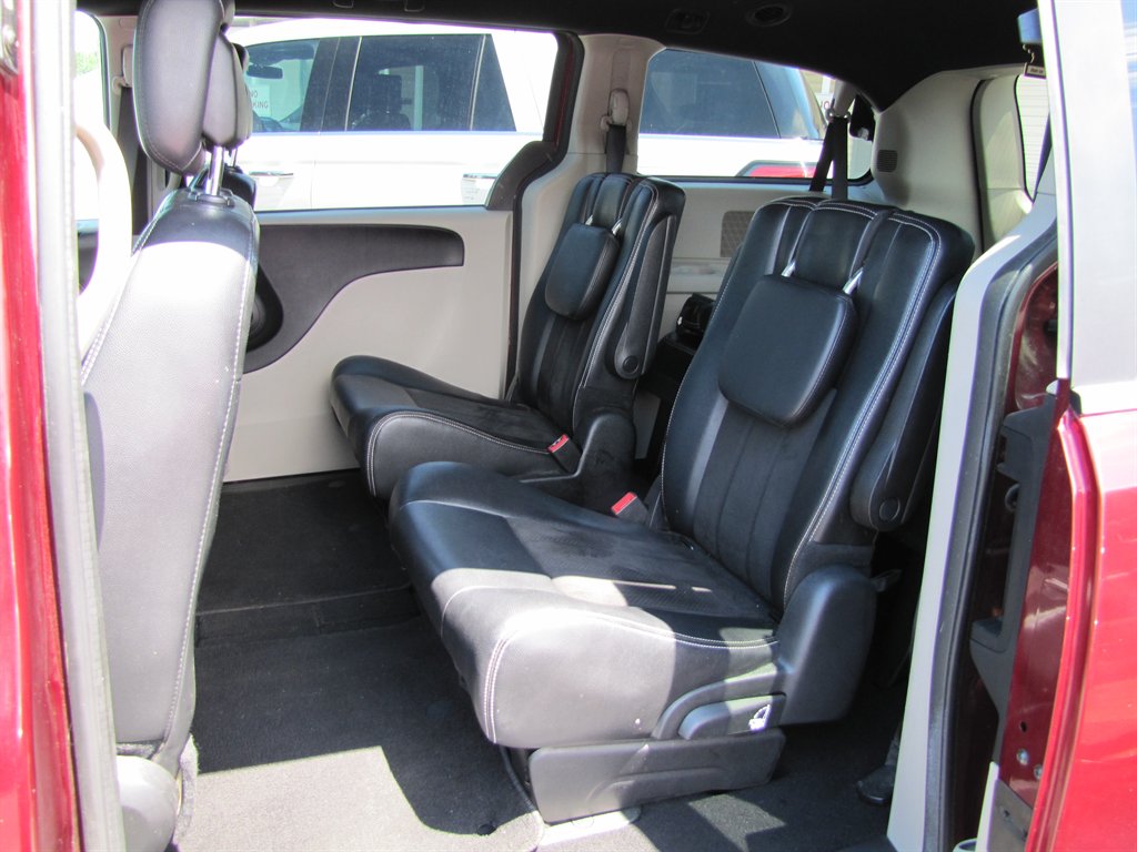 2019 Dodge Grand Caravan - $11,995