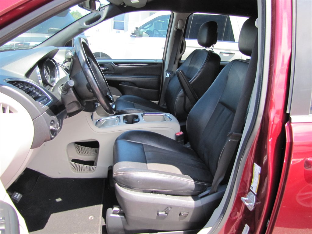 2019 Dodge Grand Caravan - $11,995