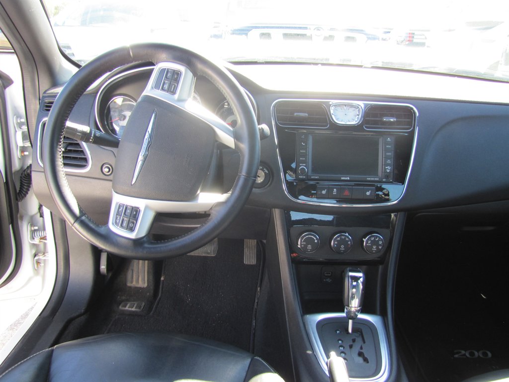 2014 Chrysler 200 - $7,995
