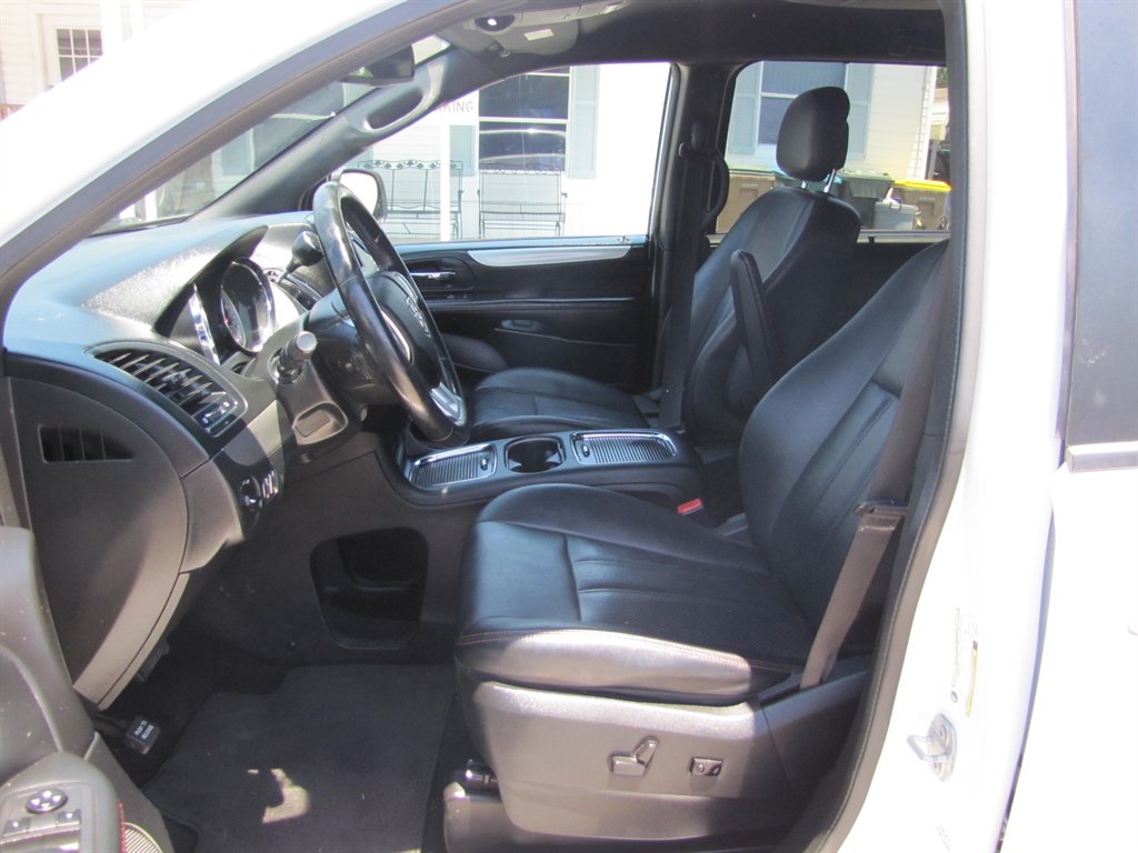 2018 Dodge Grand Caravan - $8,995