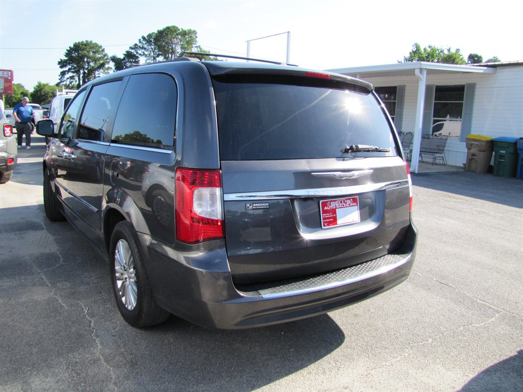 2016 Chrysler Town & Country - $8,995