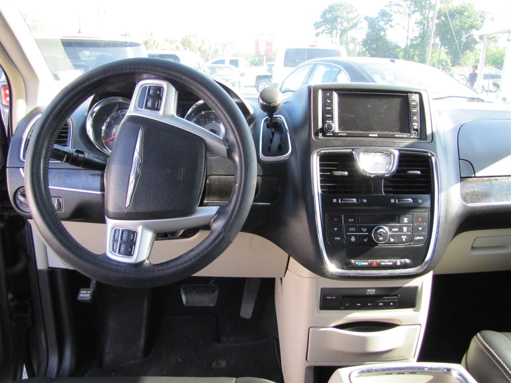2016 Chrysler Town & Country - $8,995