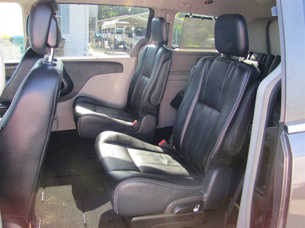 2016 Chrysler Town & Country - $8,995