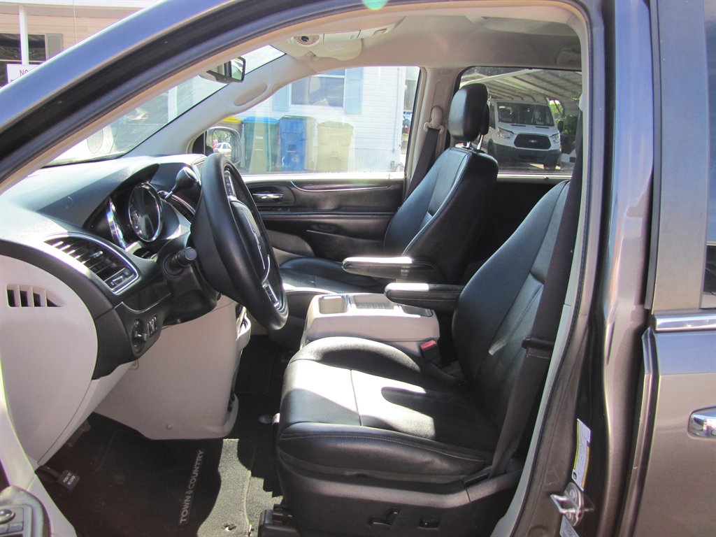 2016 Chrysler Town & Country - $8,995
