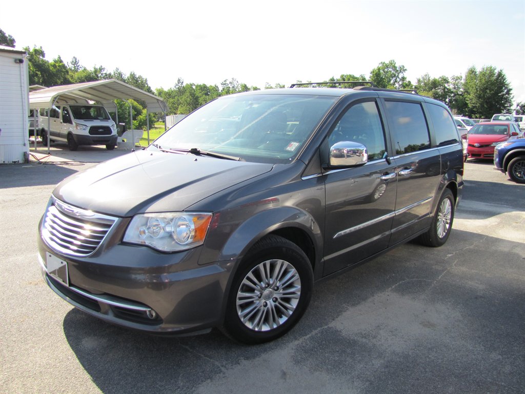 2016 Chrysler Town & Country - $8,995