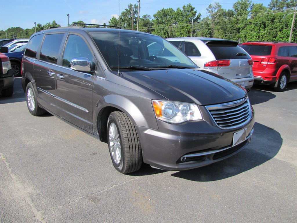 2016 Chrysler Town & Country - $8,995