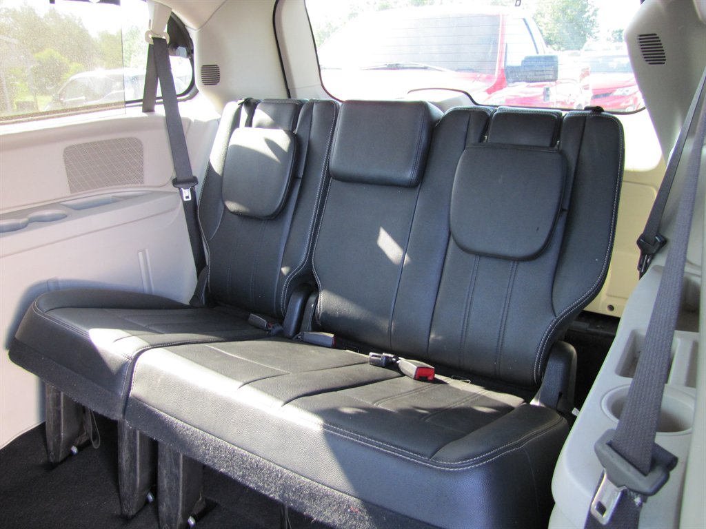 2016 Chrysler Town & Country - $8,995