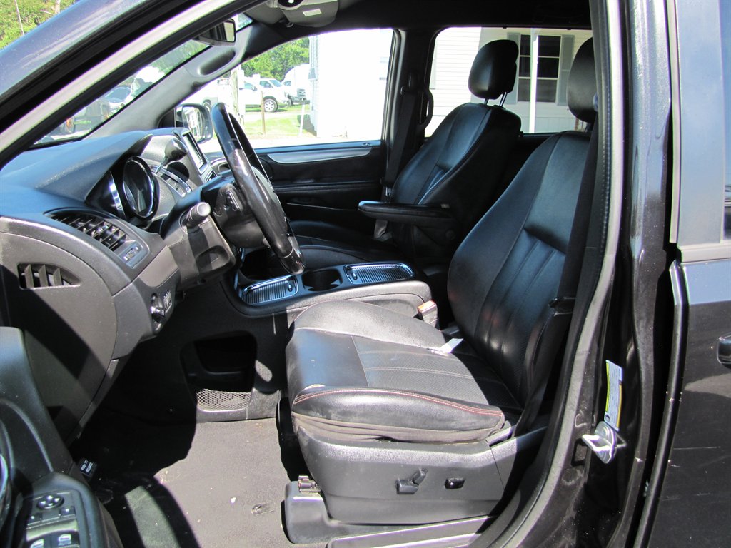 2019 Dodge Grand Caravan - $8,995