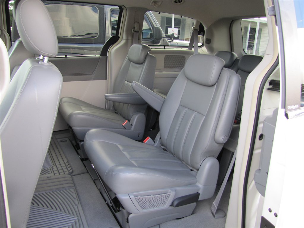 2010 Chrysler Town And Country - $6,995