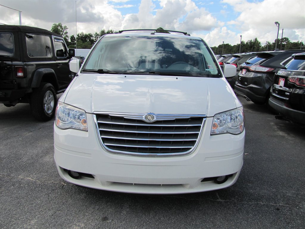 2010 Chrysler Town And Country - $6,995