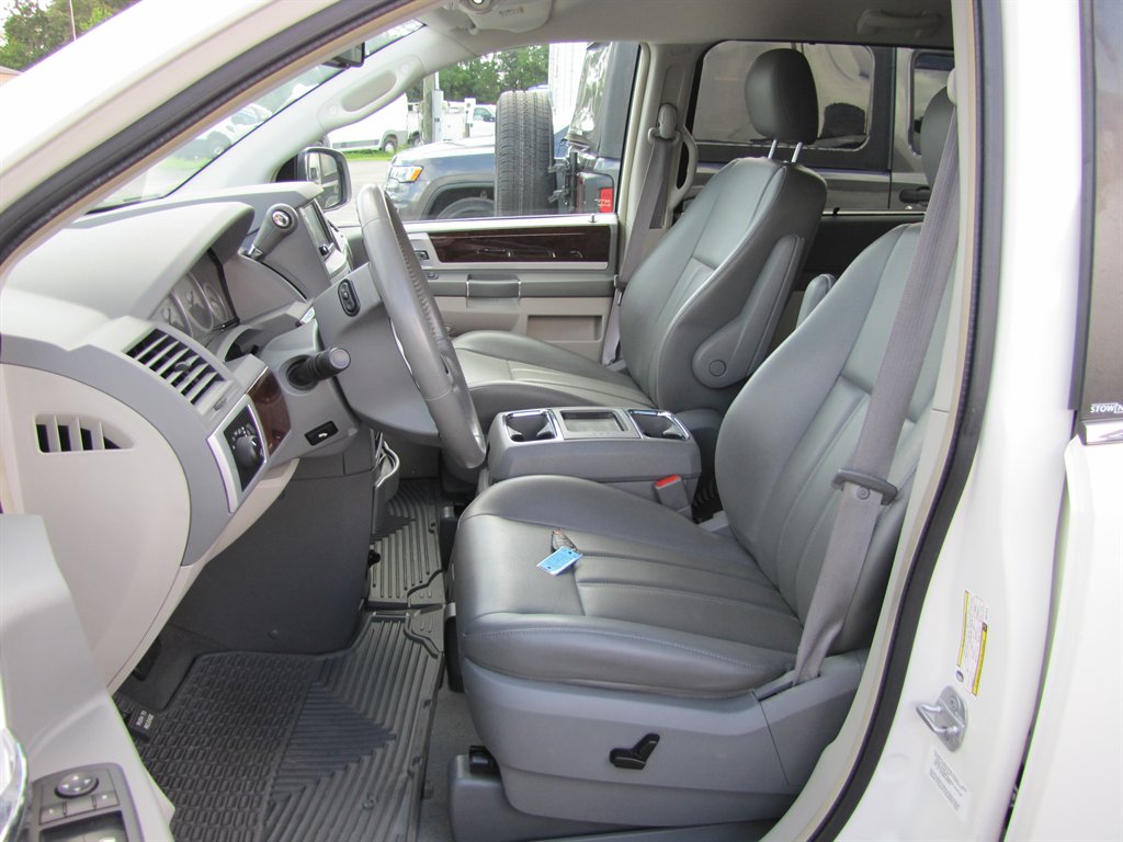 2010 Chrysler Town And Country - $6,995