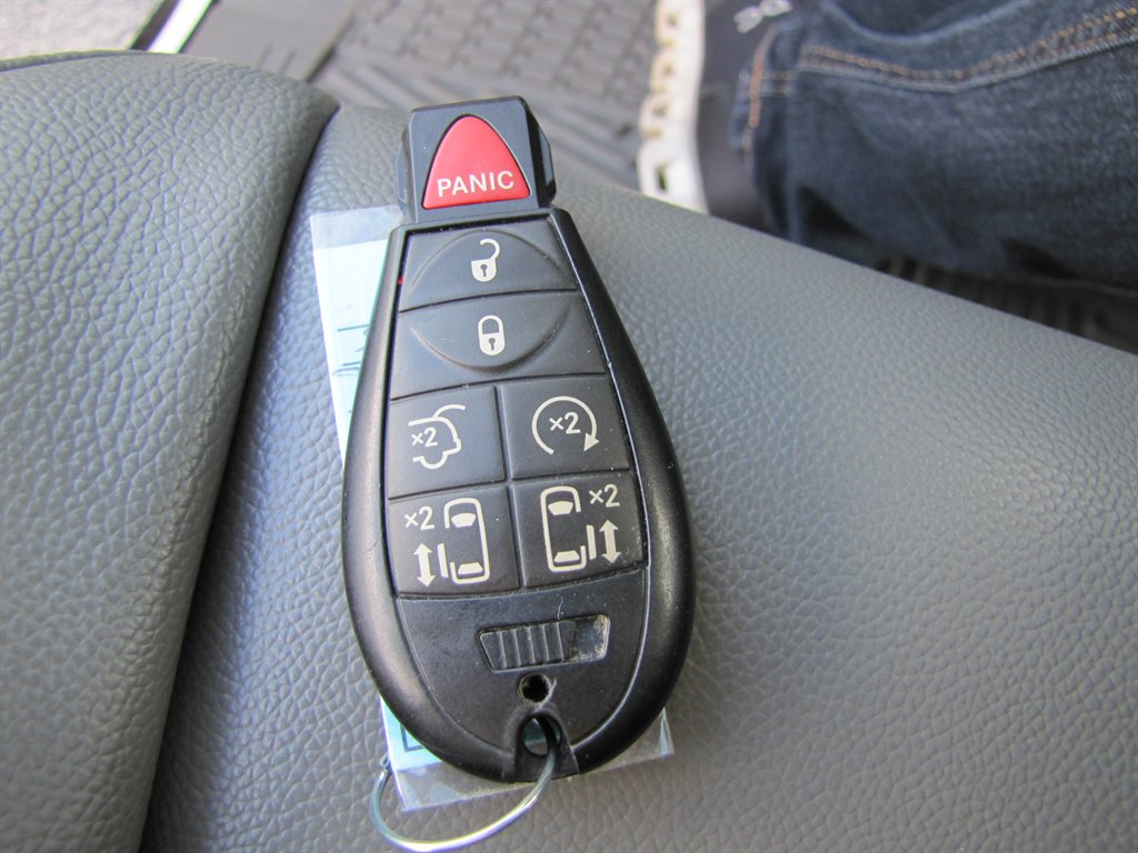 2010 Chrysler Town And Country - $6,995