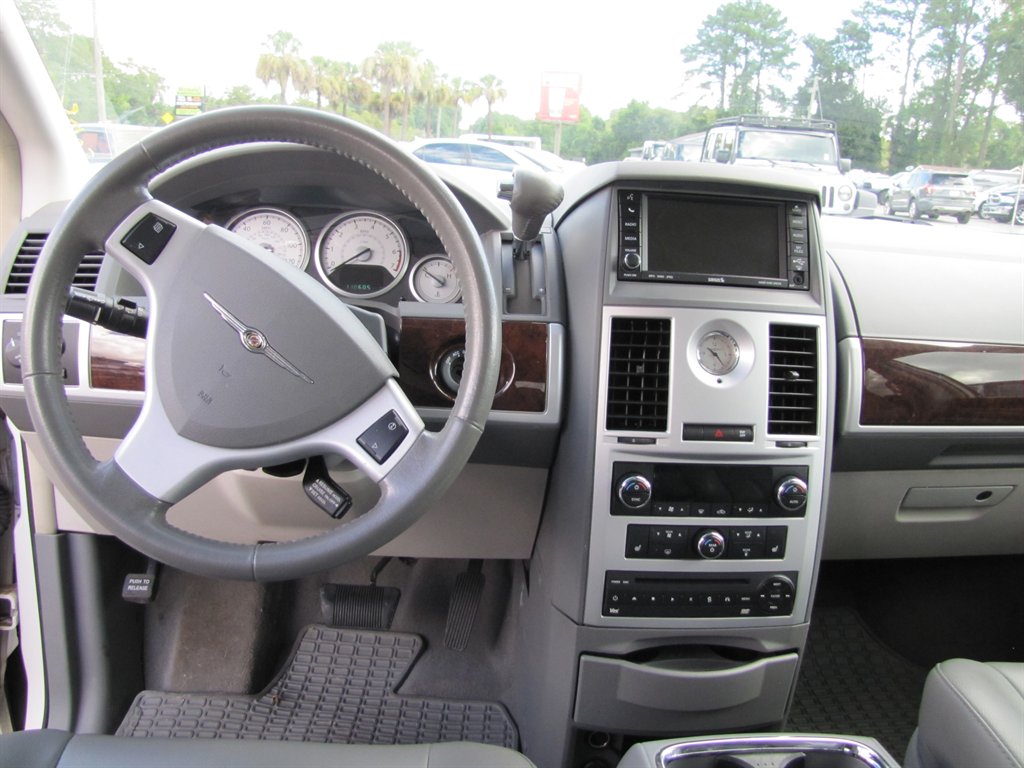 2010 Chrysler Town And Country - $6,995