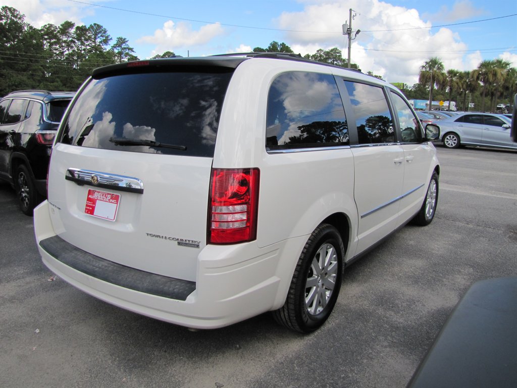 2010 Chrysler Town And Country - $6,995