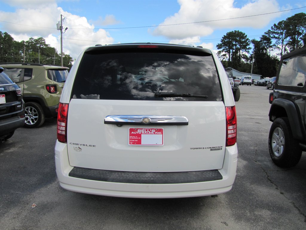 2010 Chrysler Town And Country - $6,995