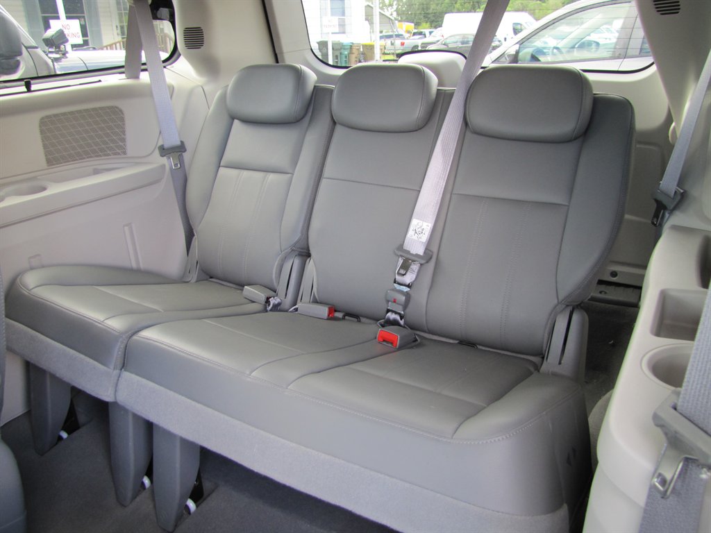 2010 Chrysler Town And Country - $6,995