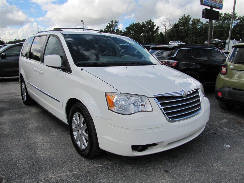 2010 Chrysler Town And Country - $6,995