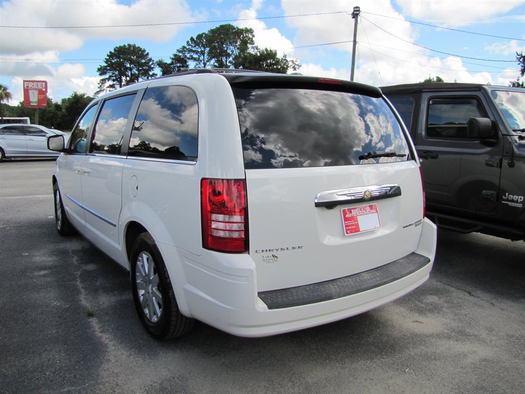 2010 Chrysler Town And Country - $6,995