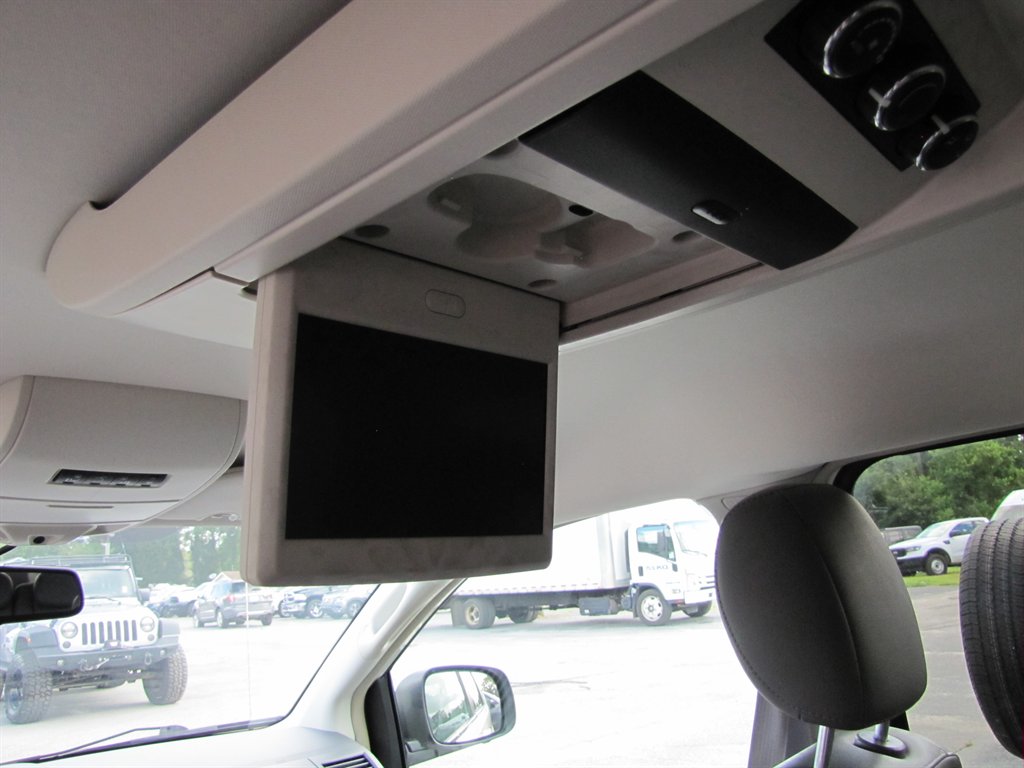 2010 Chrysler Town And Country - $6,995