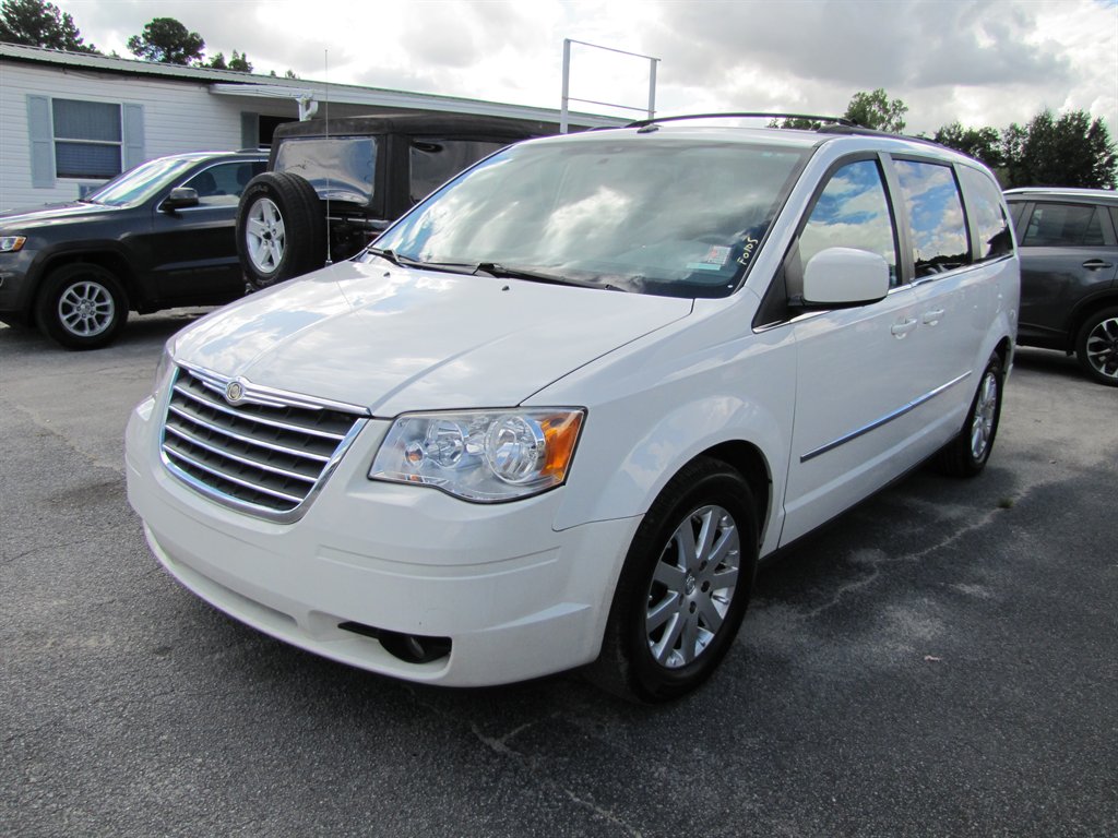 2010 Chrysler Town And Country - $6,995